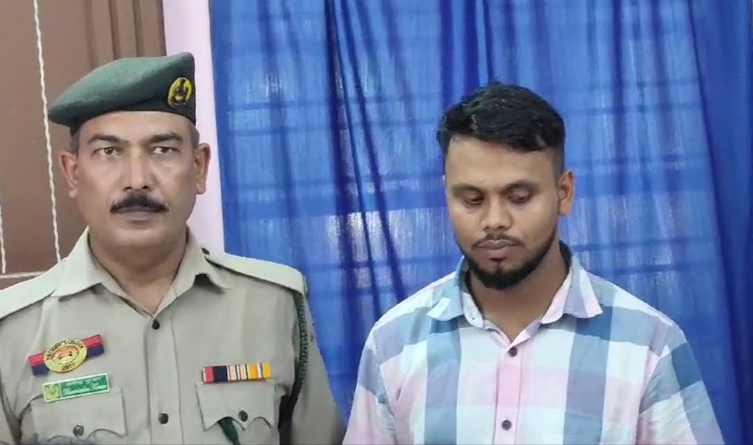 ত্রিপুরায় মাদক-বাংলাদেশি মুদ্রা-অস্ত্রসহ যুবক গ্রেপ্তার
