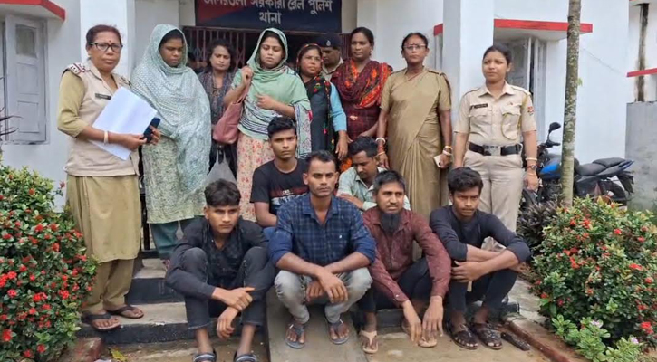 আগরতলা রেলস্টেশনে ৫ নারীসহ আটক ১১ বাংলাদেশি