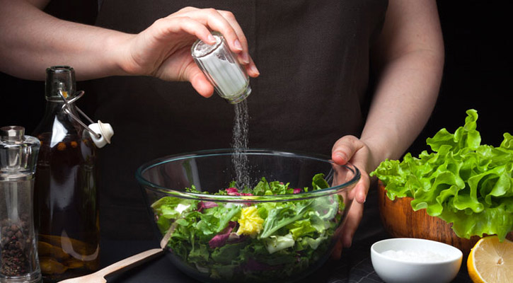 খাবারে স্বাদ আনে লবণ, অতিরিক্ত হলেই বিপদ