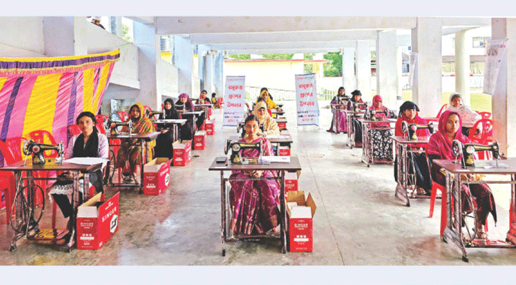 উপকূলের দরিদ্র নারীদের বিনামূল্যে প্রশিক্ষণ দিয়ে সেলাই মেশিন দিল বসুন্ধরা 