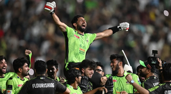 রাতে বার্মিংহাম, সকালে দুবাই, সন্ধ্যায় লাহোর—অবিশ্বাস্য সিকান্দার রাজা