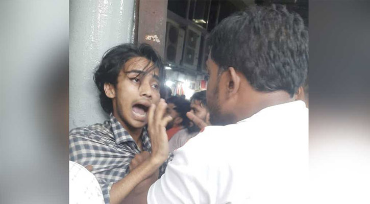 নিউমার্কেটে ঢাবির ২ শিক্ষার্থীকে মারধর, তিন দোকানি রিমান্ডে