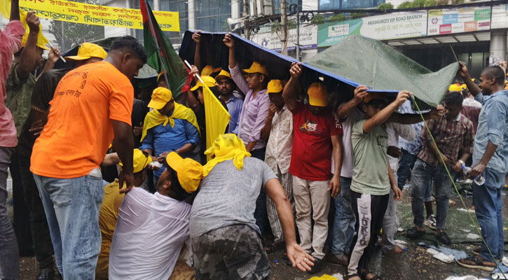 বৃষ্টিতেও স্লোগানমুখর নয়াপল্টন