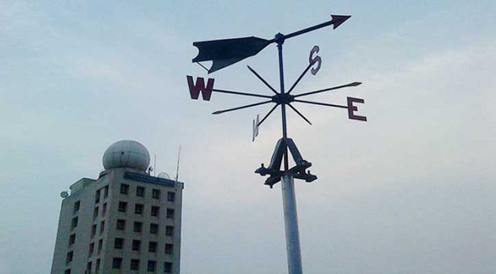 সুস্পষ্ট লঘুচাপ তামিলনাড়ু উপকূলে অবস্থান করছে
