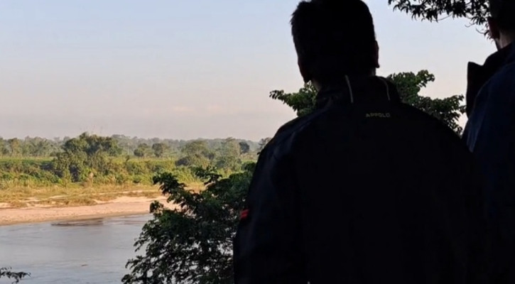 কুয়াশা ও মেঘ ভেদ করে পঞ্চগড়ের আকাশে উঁকি দিচ্ছে কাঞ্চনজঙ্ঘা!