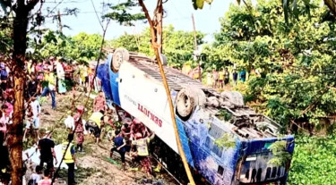টাঙ্গুয়ার হাওরে পর্যটকবাহী বাস উল্টে মা-মেয়ে নিহত