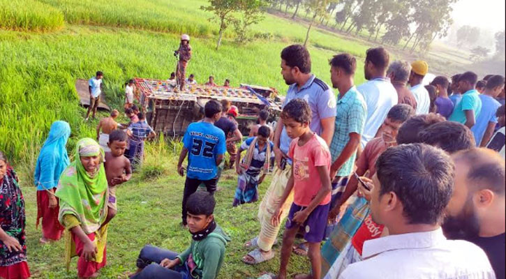 নওগাঁয় গরু বোঝাই ভটভটি উল্টে ২ ব্যবসায়ী নিহত