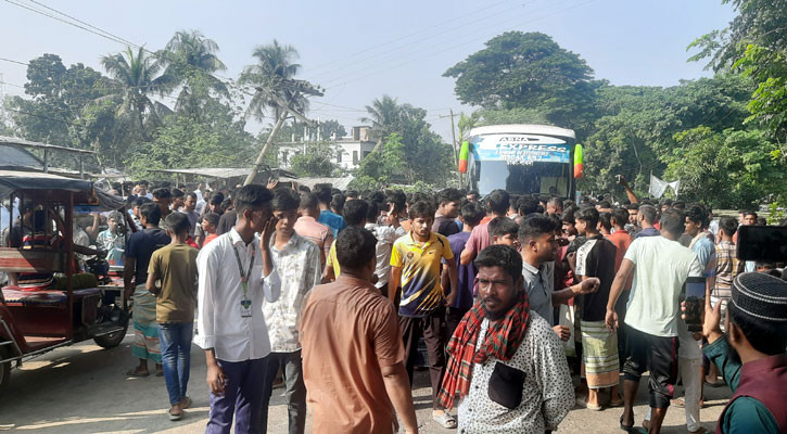 পাবনায় ট্রাকচাপায় শিক্ষার্থীসহ নিহত ৩