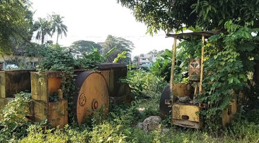 অব্যহৃত যানবাহনে গজিয়েছে লতাপাতা, পড়ে থেকে থেকে বিকল