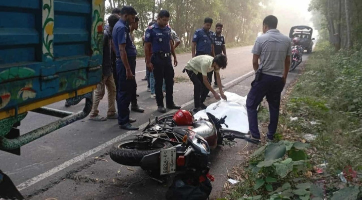 এক ট্রাককে সাইড দিতে গিয়ে আরেকটিতে ধাক্কা, বাইকার নিহত