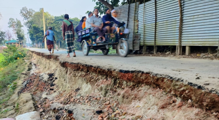 চার মাসেই ধসে পড়লো কোটি টাকার রাস্তা