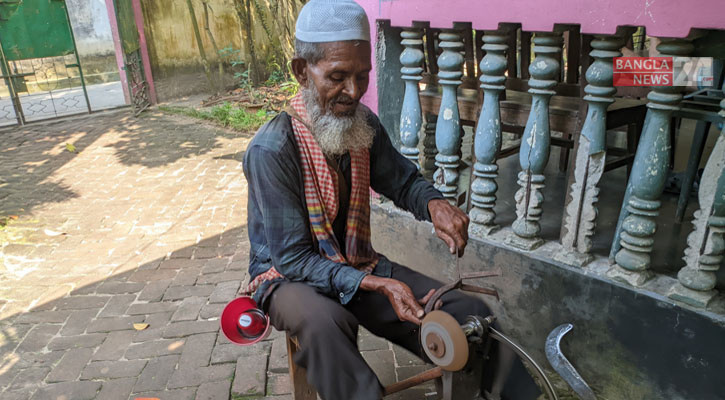 দা-বঁটি নিয়ে তখনই ছুটে আসেন নারীরা!