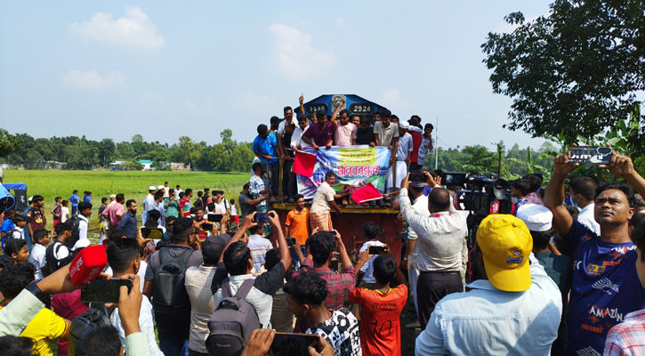 জামালপুরে ঘণ্টাব্যাপী ট্রেন অবরোধ, কর্তৃপক্ষের আশ্বাসে প্রত্যাহার