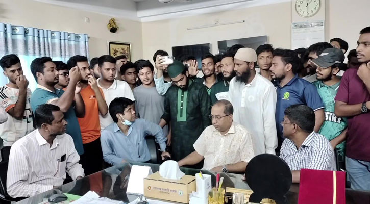 ১৯ দাবিতে নবাবগঞ্জ সরকারি কলেজের অধ্যক্ষকে অবরুদ্ধ