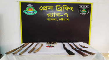 বাঁশখালীতে যৌথ অভিযানে উদ্ধার অস্ত্র-কার্তুজ