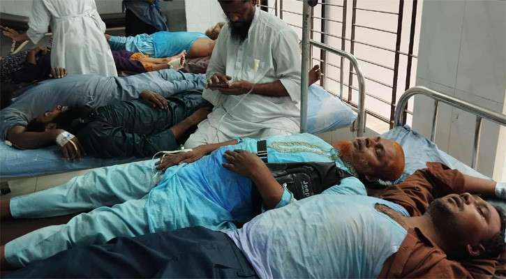 ইবতেদায়ি শিক্ষকদের মিছিলে লাঠিচার্জ ও সাউন্ড গ্রেনেড, আহত অর্ধশত