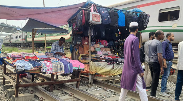 ‘রেললাইনে’ দোকান!