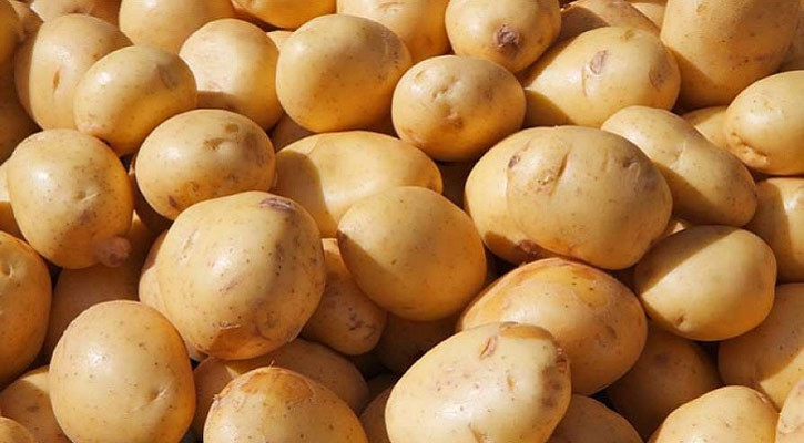 জয়পুরহাটে প্রতি কেজি আলু সংরক্ষণে খরচ ২৩ টাকা, বিক্রি হচ্ছে ৮ টাকায়