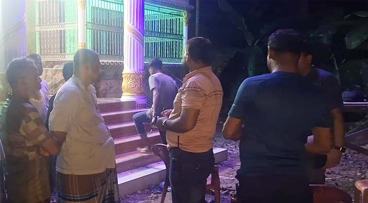 চাঁদাবাজদের বিরুদ্ধে অভিযোগ দায়েরের পরদিনই বাড়িতে বোমা হামলা