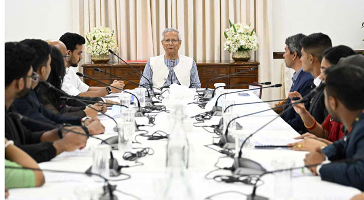 জাতীয় নীতি প্রতিযোগিতায় বিজয়ীদের সঙ্গে প্রধান উপদেষ্টার শুভেচ্ছা বিনিময়