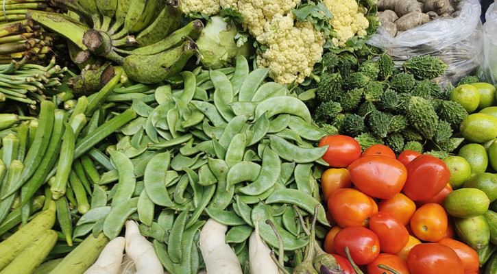 সবজির দামে স্বস্তি, কমেছে মুরগির দাম