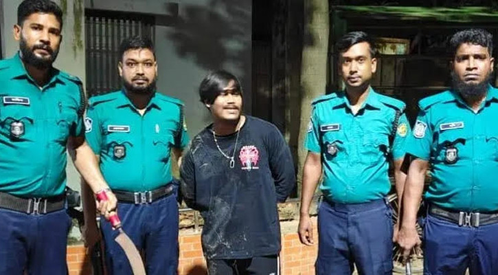 মোহাম্মদপুরে কুখ্যাত ছিনতাইকারী ‘পাঁয়তারা শাহীন’ অস্ত্রসহ গ্রেপ্তার