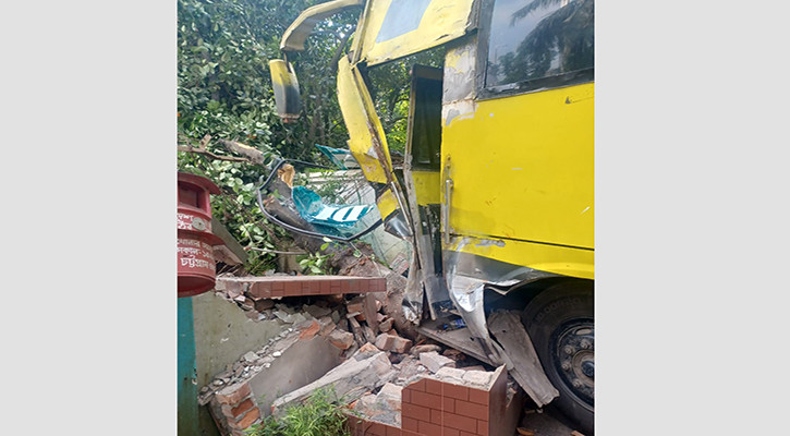 নিয়ন্ত্রণ হারালো পুলিশবাহী বাস, নারী পুলিশ সদস্যসহ আহত ২০