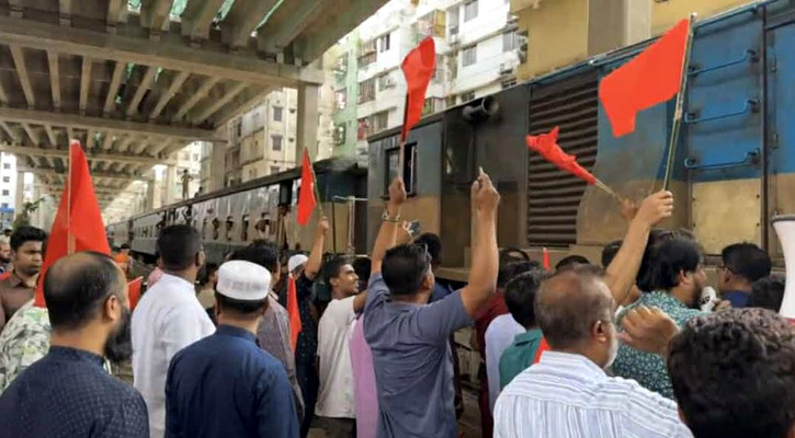 ৮ দফা দাবিতে মগবাজারে ট্রেন আটকে বিক্ষোভ