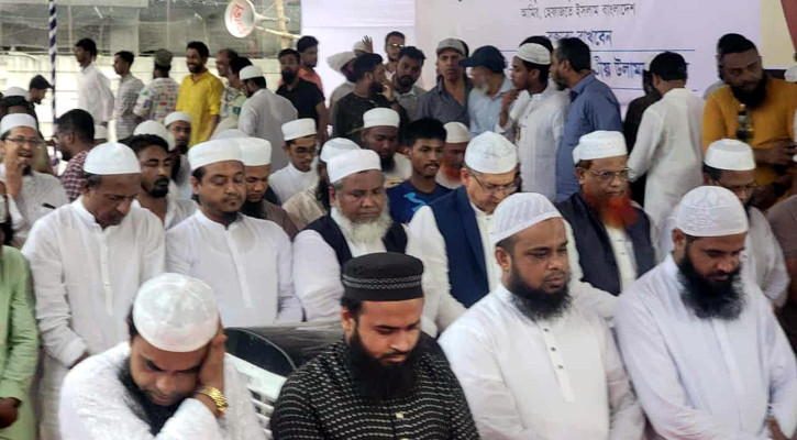 মঞ্চেই নামাজ আদায় করলেন সালাহউদ্দিনসহ নেতাকর্মীরা