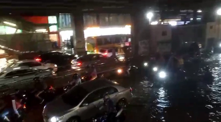 বৃষ্টিতে রাজধানীবাসীর ভোগান্তি, রাতেও ভারী বৃষ্টির আশঙ্কা
