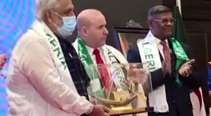 জ্বালানি উপদেষ্টাকে নৌকা উপহার দিলেন আলজেরিয়ার রাষ্ট্রদূত