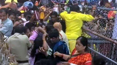 অন্ধ্রপ্রদেশে মন্দিরে পদদলিত হয়ে বহু মৃত্যু