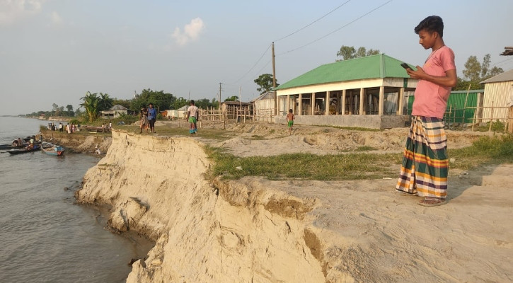 যমুনার ভাঙনে দিশেহারা শাহজাদপুরের ৯ গ্রামের মানুষ