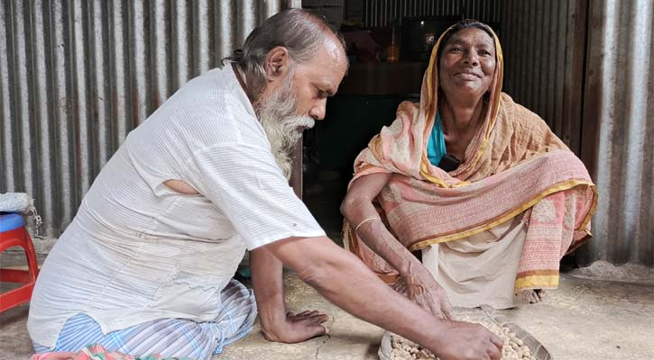 দু’পা হারিয়েও থামেননি ঠান্ডু মিয়া