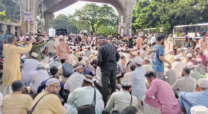 যমুনা অভিমুখী লংমার্চে পুলিশের বাধা, রাস্তায় বসে পড়লেন ইবতেদায়ি শিক্ষকরা