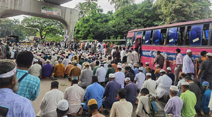 ইবতেদায়ি শিক্ষকদের রাস্তায় অবস্থানে যানজট-ভোগান্তি