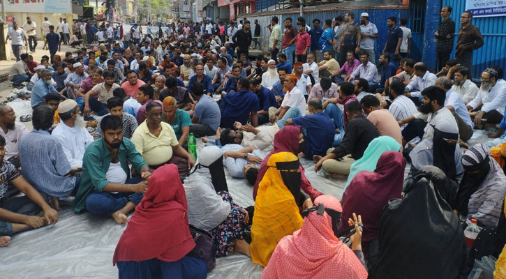 অপসো স্যালাইনের পাঁচশ শ্রমিক ছাঁটাই, দ্বিতীয় দিনের মতো সড়ক অবরোধ