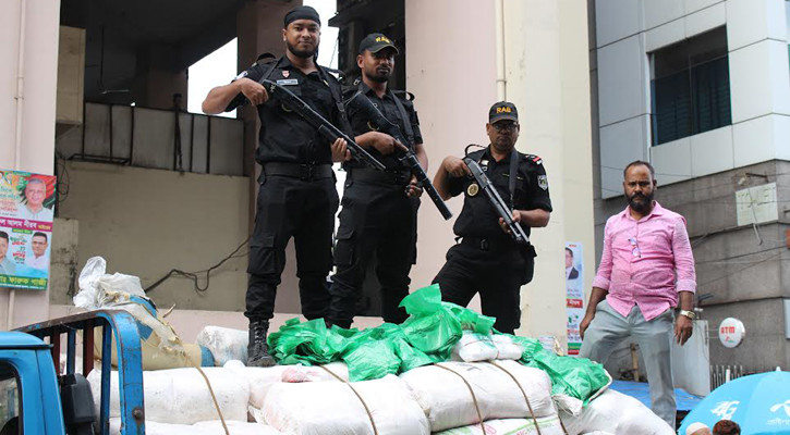 কারওয়ান বাজারে ২ হাজার ৮৭০ কেজি নিষিদ্ধ পলিথিন জব্দ, ২ প্রতিষ্ঠানকে জরিমানা