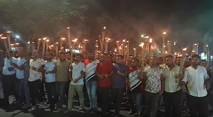 বন্দর রক্ষায় মশাল মিছিল