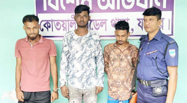 যশোরে তিন উড়ন্ত ছিনতাইকারী গ্রেপ্তার
