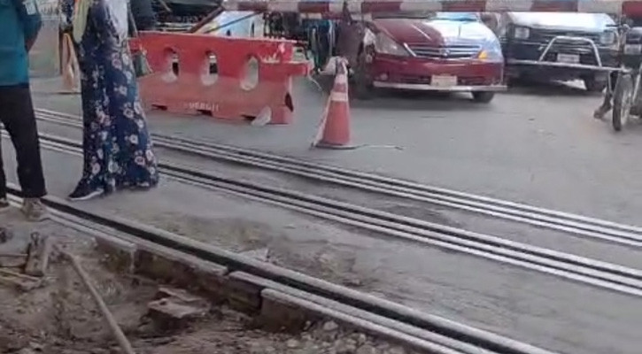 মগবাজার রেল ক্রসিংয়ে কাজ, যান চলাচল বিঘ্ন