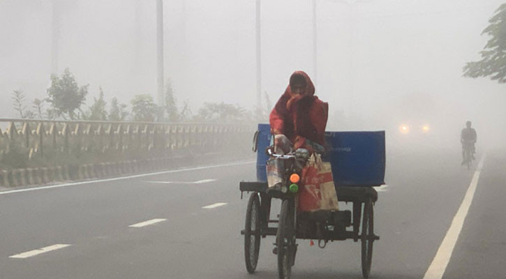 শীত নেমেছে রাজশাহীতে, কুয়াশার চাদরে মোড়া সকাল