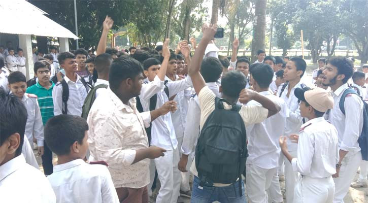 স্কুলের অ্যাসেম্বলিতে দাঁড়িপাল্লায় ভোট চাইলেন দুপ্রার্থী!