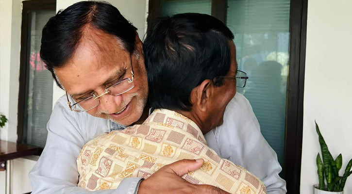 সাংবাদিক মোদাব্বেরকে বুকে জড়িয়ে ধরে দুঃখ প্রকাশ করলেন সালাম