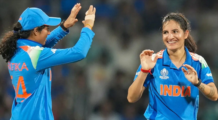 কাপড়ের বল থেকে বিশ্বকাপ জয়: চাচার হাত ধরে বাবার স্বপ্ন যেভাবে ছুঁলেন রেনুকা