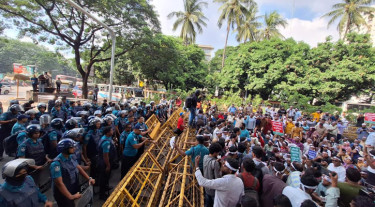 রাস্তায় বসে পড়া প্রতিবন্ধী বিদ্যালয় শিক্ষকদের সরিয়ে দিয়েছে পুলিশ