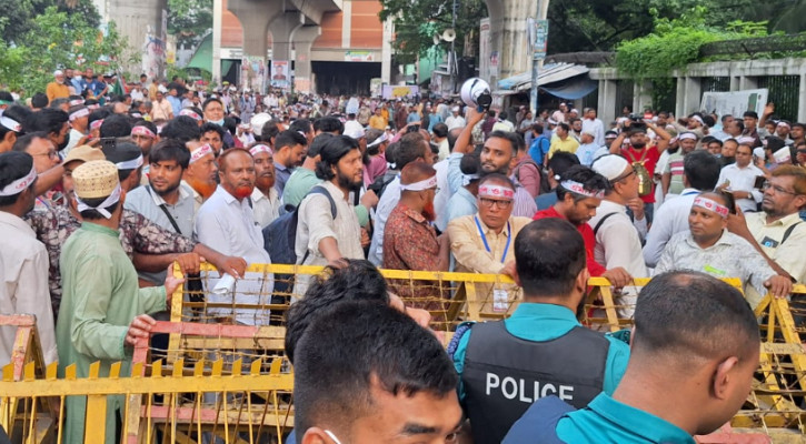 সড়ক অবরোধ করে বসে পড়লেন নন-এমপিওভুক্ত শিক্ষকরা
