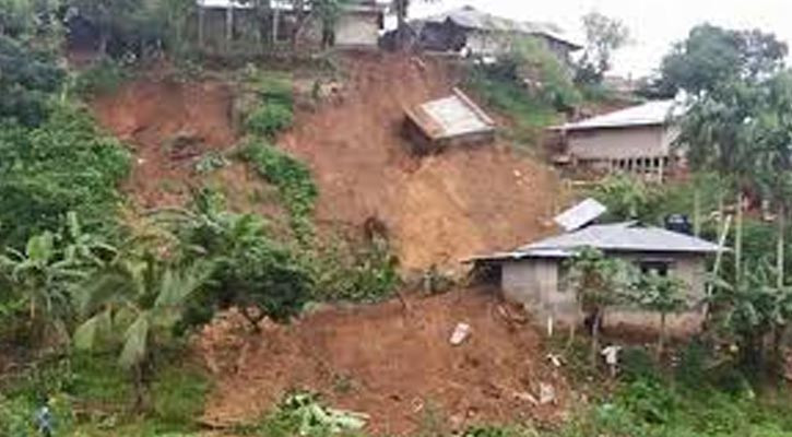 অতিভারী বৃষ্টিতে চার জেলায় পাহাড় ধসের শংকা