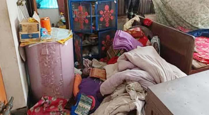 যশোরে অস্ত্রের মুখে বাড়ি থেকে টাকা ও সোনার অলংকার লুট