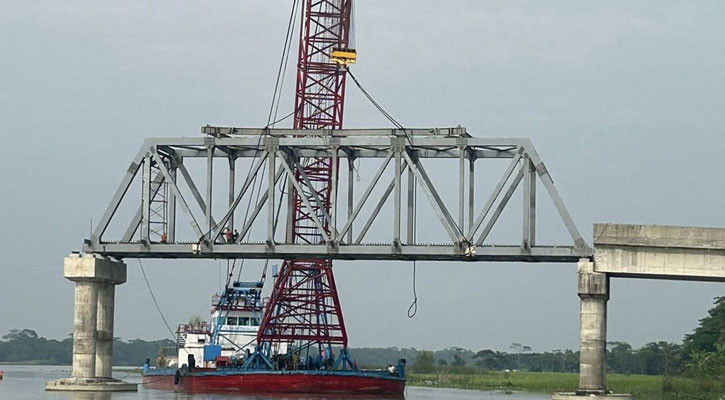 গোমা সেতুতে বসলো প্রথম স্প্যান, ডিসেম্বরে চালুর উদ্যোগ